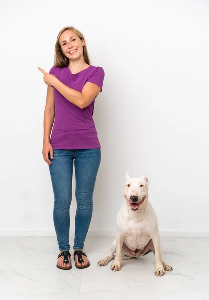 Joven Mujer Inglesa Con Perro Aislado Sobre Fondo Blanco Apuntando —  Fotos de Stock