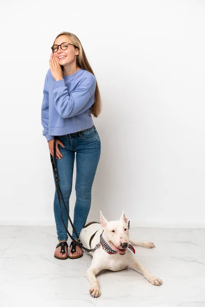 Молодая Английская Женщина Своей Собакой Белом Фоне Шепчет — стоковое фото