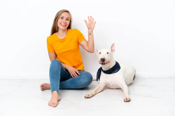 Jovem Inglesa Sentada Chão Com Seu Cão Isolado Fundo Branco — Fotografia de Stock