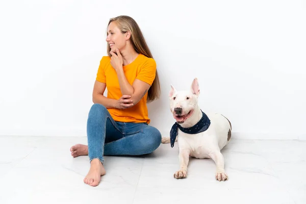 Genç Bir Ngiliz Kadın Köpeğiyle Yerde Oturuyor Beyaz Arka Planda — Stok fotoğraf