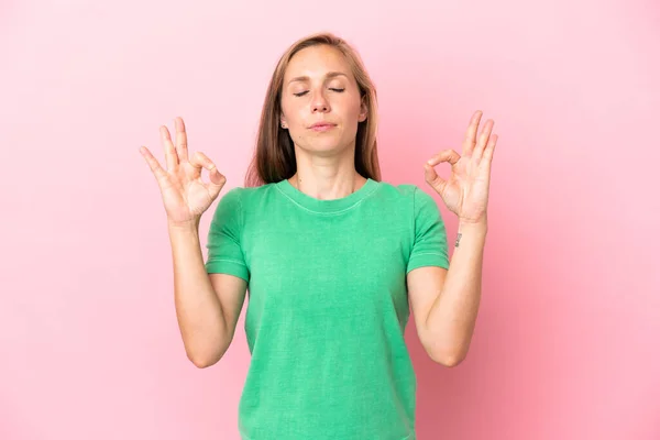 Jong Engels Vrouw Geïsoleerd Roze Achtergrond Zen Pose — Stockfoto