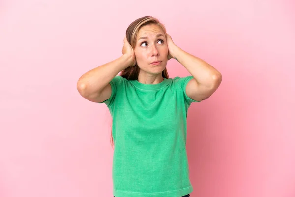 Jong Engels Vrouw Geïsoleerd Roze Achtergrond Gefrustreerd Het Bedekken Van — Stockfoto