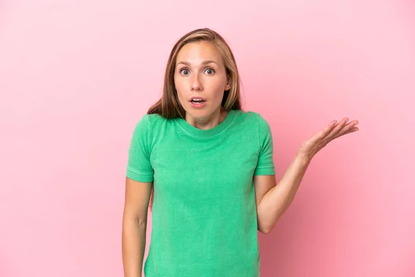 Jong Engels Vrouw Geïsoleerd Roze Achtergrond Maken Twijfels Gebaar — Stockfoto