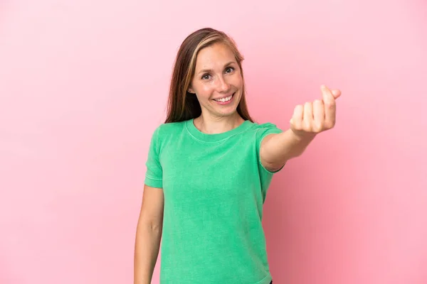 Jong Engels Vrouw Geïsoleerd Roze Achtergrond Het Maken Van Geld — Stockfoto