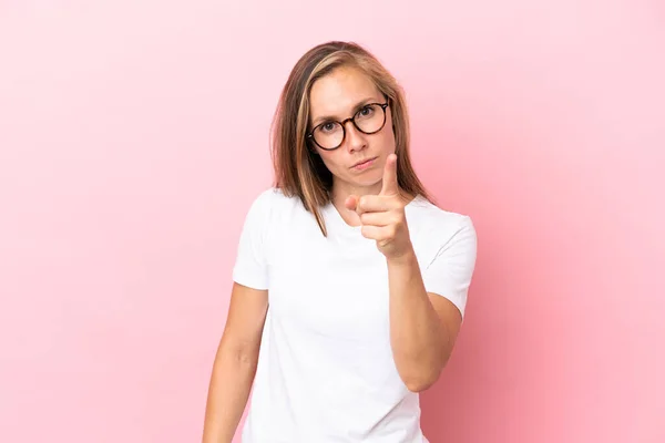 Jong Engels Vrouw Geïsoleerd Roze Achtergrond Gefrustreerd Wijzen Naar Voorkant — Stockfoto