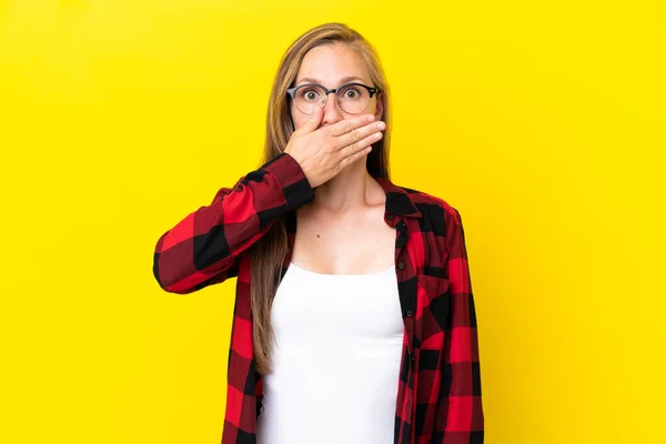 Junge Engländerin Isoliert Auf Gelbem Hintergrund Mund Mit Hand Bedeckt — Stockfoto