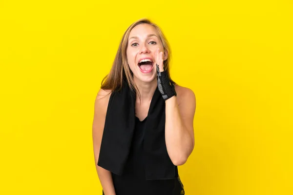 Young Sport English Woman Isolated White Background Shouting Mouth Wide — Stock Photo, Image