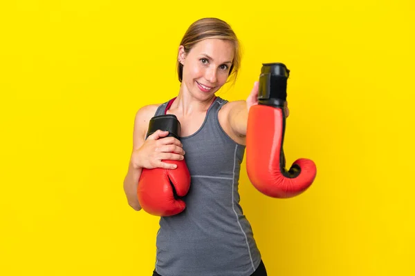 Giovane Donna Inglese Isolata Sfondo Giallo Con Guanti Boxe — Foto Stock