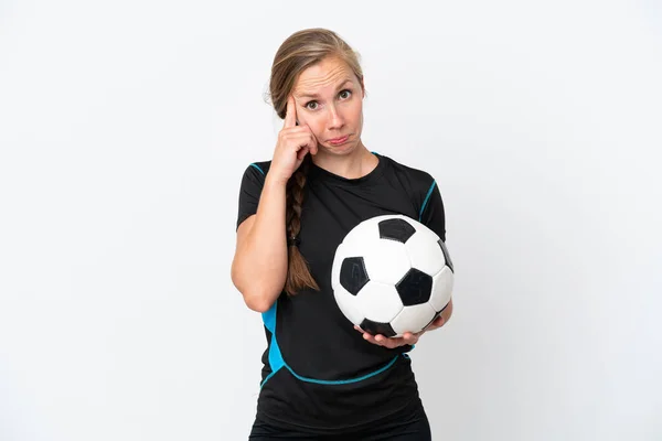 Młoda Piłkarz Kobieta Odizolowany Białym Tle Myśli Pomysł — Zdjęcie stockowe