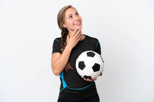 Młoda Piłkarz Kobieta Odizolowany Białym Tle Patrząc Górę Podczas Uśmiechu — Zdjęcie stockowe