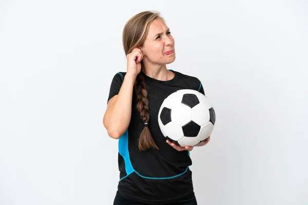 Mladý Fotbalista Žena Izolované Bílém Pozadí Frustrovaný Zakrývající Uši — Stock fotografie