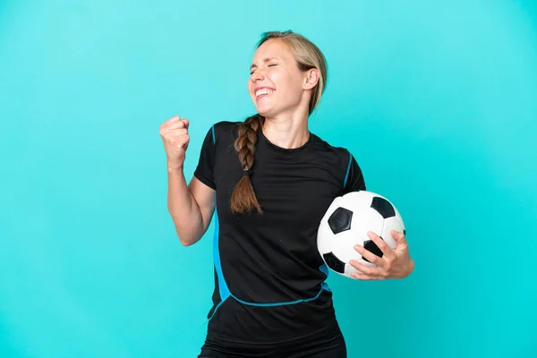 Mladá Anglická Žena Izolované Modrém Pozadí Fotbalovým Míčem Slaví Vítězství — Stock fotografie