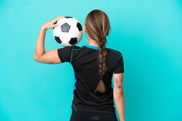 Νεαρή Αγγλίδα Γυναίκα Απομονωμένη Μπλε Φόντο Μπάλα Ποδοσφαίρου — Φωτογραφία Αρχείου