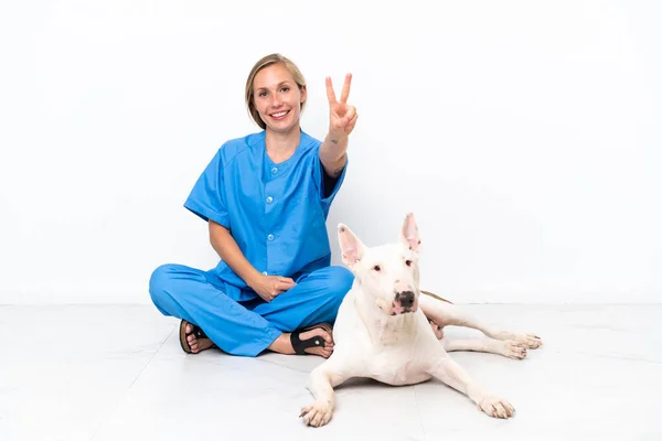 Молодая Ветеринар Английская Женщина Сидит Полу Собакой Улыбаясь Показывая Знак — стоковое фото