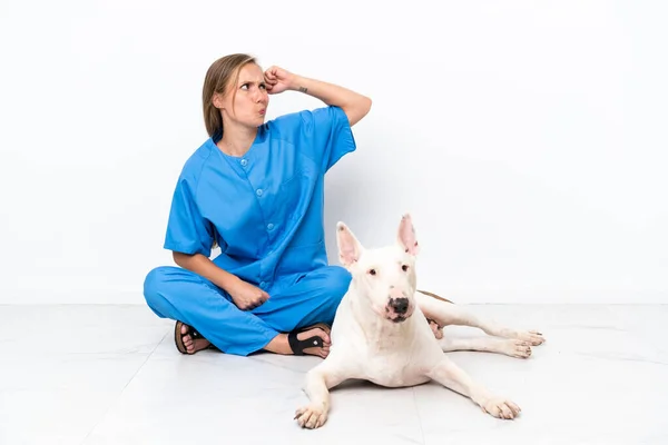 Молодая Ветеринар Английская Женщина Сидит Полу Собакой Испытывающей Сомнения Запутанным — стоковое фото