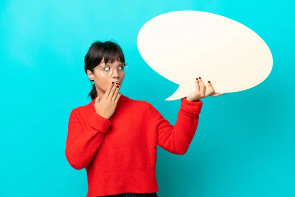 Young Woman Isolated Blue Background Holding Empty Speech Bubble Surprised — Stock Photo, Image