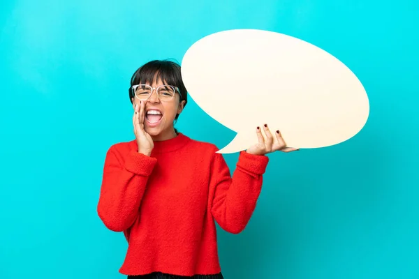 Jeune Femme Isolée Sur Fond Bleu Tenant Une Bulle Discours — Photo