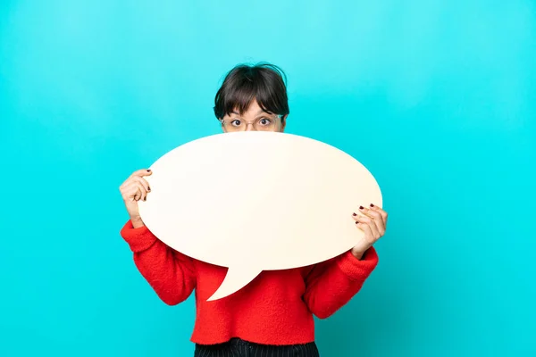 Jeune Femme Isolée Sur Fond Bleu Tenant Une Bulle Discours — Photo