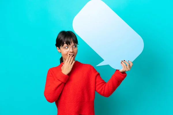 Young Woman Isolated Blue Background Holding Empty Speech Bubble Surprised — Stock Photo, Image