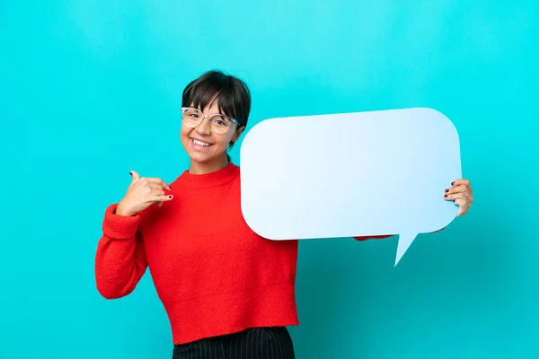 Jonge Vrouw Geïsoleerd Blauwe Achtergrond Met Een Lege Spraak Zeepbel — Stockfoto