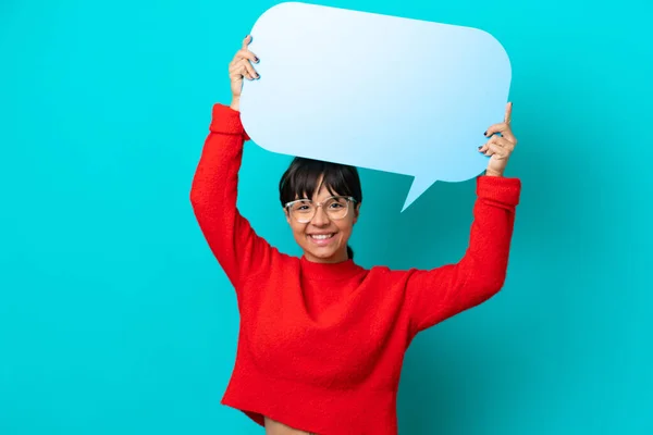 Jonge Vrouw Geïsoleerd Blauwe Achtergrond Met Een Lege Spraak Zeepbel — Stockfoto