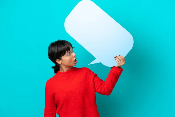 Jeune Femme Isolée Sur Fond Bleu Tenant Une Bulle Discours — Photo