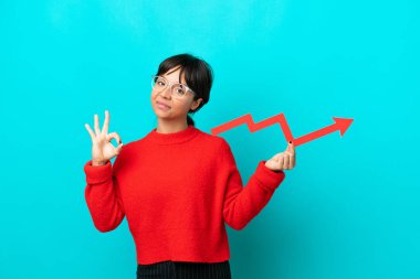 Mavi arka planda izole edilmiş genç bir kadın elinde yükselen bir ok tutuyor ve 