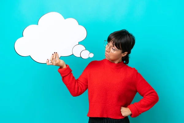 Jeune Femme Isolée Sur Fond Bleu Tenant Une Bulle Discours — Photo