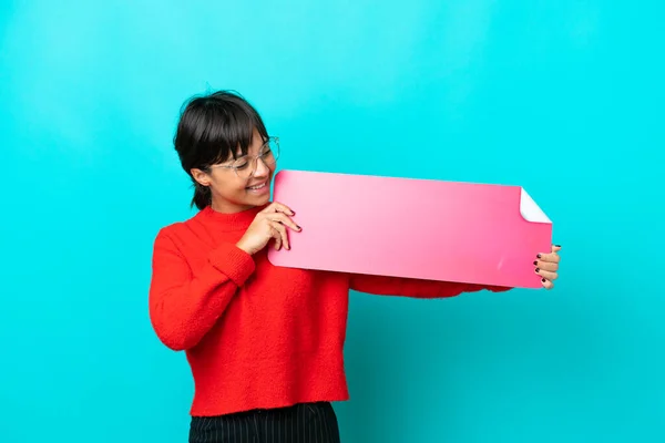 Jovem Isolada Fundo Azul Segurando Cartaz Vazio — Fotografia de Stock