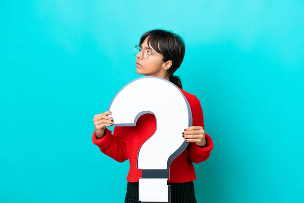 Young Woman Isolated Blue Background Holding Question Mark Icon Looking — Stock Photo, Image