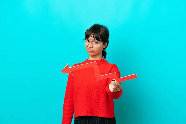 Jonge Vrouw Geïsoleerd Blauwe Achtergrond Met Een Pijl Naar Beneden — Stockfoto