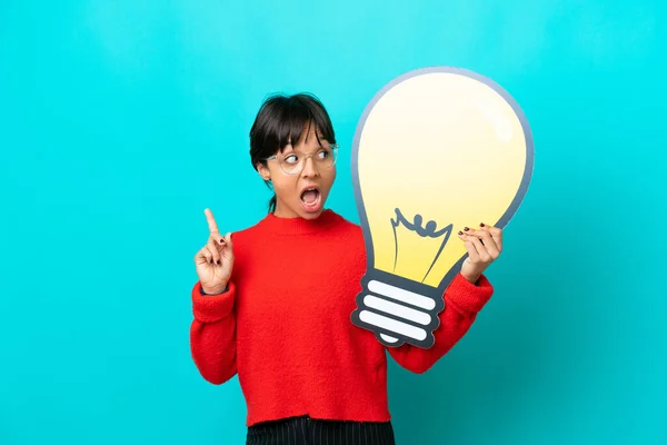 Young Woman Isolated Blue Background Holding Bulb Icon Thinking — Stock Photo, Image