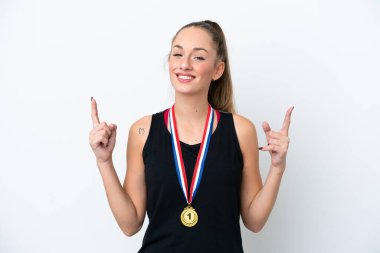 Beyaz arka planda madalyalı beyaz bir kadın harika bir fikre işaret ediyor.