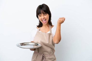 Tepsisi beyaz arka planda olan genç garson zaferi kutluyor.