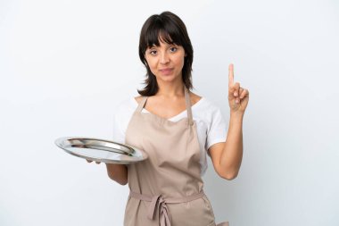 Tepsisi beyaz arka planda izole edilmiş genç garson en iyinin işareti olarak parmağını kaldırıyor ve gösteriyor.