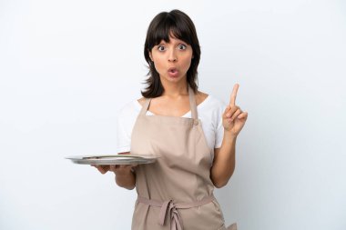 Tepsisi beyaz arka planda izole genç garson bir parmak kaldırarak çözümü gerçekleştirmek niyetinde