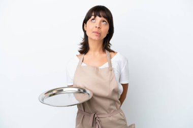 Tepsisi beyaz arka planda izole edilmiş genç bir garson.