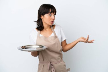 Tepsisi beyaz arkaplanda izole edilmiş genç bir garson.