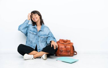 Beyaz arka planda izole bir katta oturan genç bayan bir şey fark etti ve çözüme niyetlendi.