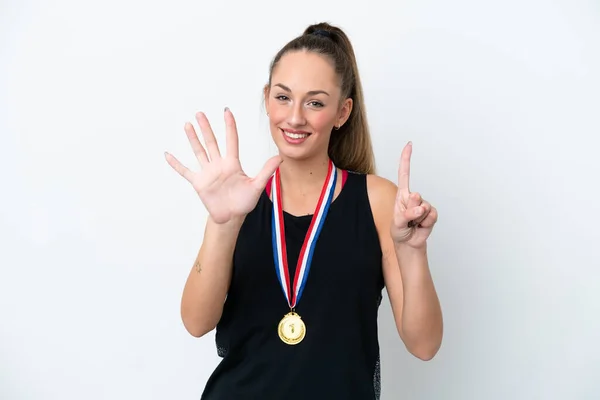 Mujer Joven Caucásica Con Medallas Aisladas Sobre Fondo Blanco Contando —  Fotos de Stock