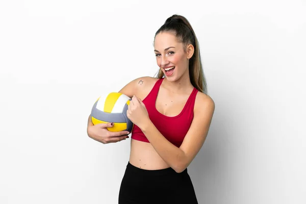 Junge Kaukasische Frau Spielt Auf Weißem Hintergrund Isoliert Volleyball Und — Stockfoto