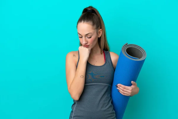 Joven Mujer Caucásica Deportiva Yendo Clases Yoga Mientras Sostiene Una —  Fotos de Stock