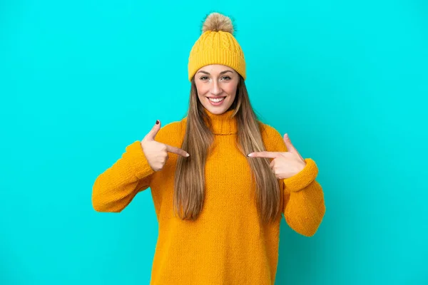 Junge Kaukasische Frau Trägt Winterjacke Isoliert Auf Blauem Hintergrund Stolz — Stockfoto