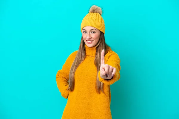 Junge Kaukasische Frau Trägt Winterjacke Isoliert Auf Blauem Hintergrund Zeigt — Stockfoto