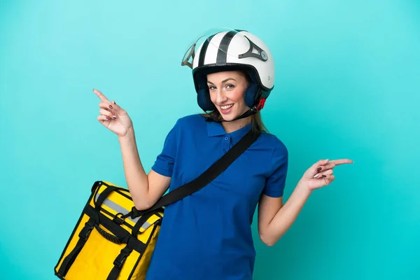 Jonge Blanke Vrouw Met Thermische Rugzak Geïsoleerd Witte Achtergrond Wijzend — Stockfoto