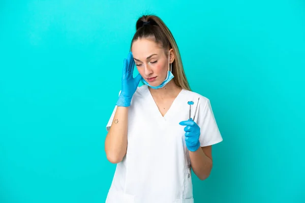Dentista Mujer Caucásica Sosteniendo Herramientas Aisladas Sobre Fondo Azul Con — Foto de Stock