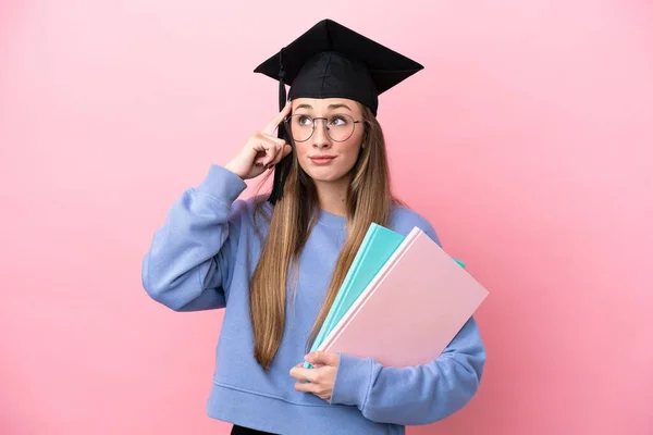 Młoda Studentka Ubrana Kapelusz Absolwentki Odizolowana Różowym Tle Wątpiąca Myśląca — Zdjęcie stockowe