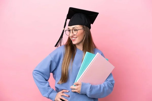 Ung Student Kvinna Bär Examen Hatt Isolerad Rosa Bakgrund Poserar — Stockfoto