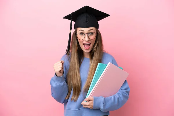 Mladá Studentka Čepici Izolované Růžovém Pozadí Slaví Vítězství Pozici Vítěze — Stock fotografie