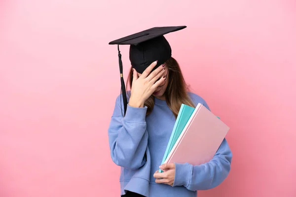 Młoda Studentka Ubrana Kapelusz Absolwentki Odizolowana Różowym Tle Zmęczonym Chorym — Zdjęcie stockowe